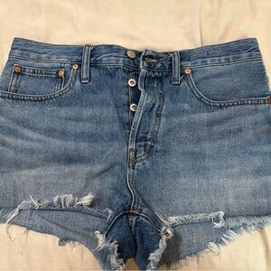 Madewell Relaxed Denim Shorts in Kelton Wash: Raw-Hem Edition